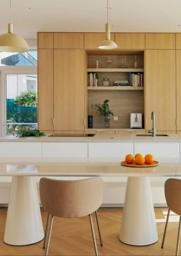 Cuisine aménagée. Table à manger avec des pieds de table coniques crèmes L'ICONIQUE