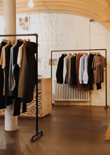 Boutique aménagée avec des portants à vêtements à tringle unique L'ORDONNÉ