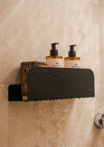 Étagère de douche sans perçage fixé au carrelage d'une douche avec des bandes adhésives résistantes LE RESSOURÇANT